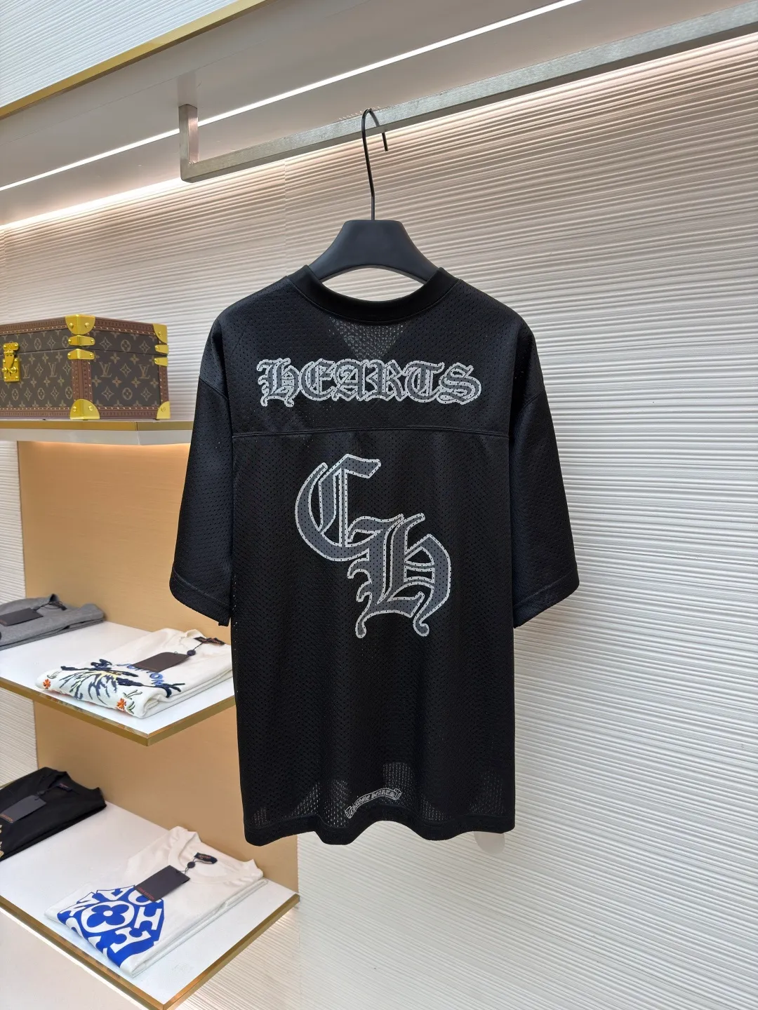 Chrome Hearts Mesh Jersey Short Sleeve ●Item No.: 1682417-A10 ●Material: Mesh Fabric ●Technology: Glue Printing ●Color: Black ●Type: Loose Fit ●Weight: About 305 Grams ●Size: S-M-L-XL ●Description: Customized Obsidian Star Mesh Cloth Cool, breathable and comfortable to the skin Because of its unique mesh structure, it can effectively discharge heat and moisture from the body. Mainly based on obsidian black. Give a deep sense of luxury. Western Gothic body text is embedded in the mesh gaps to control the visual focus. Unique V-neck design. Modify the neck line. Numbers are integrated into the ritual expression of rock and roll beliefs. Interpret faith with rebellion. Dare to be broken. Leading the rebellion, using imported bright golden paste printing. The printing has been modified three times with the film screen. Use glue liquid paint to print the pattern on the fabric. The fabric is baked to fix the printed pattern, and the fabric has been washed. It has better hand feel and texture. It is not easy to deform, not easy to shrink, not easy to fade Maintain long-lasting beauty. The overall wiring is straight and delicate, the fabric is comfortable and soft, and the color is consistent without color difference. It can be matched with the same style to create a fashionable look and control various occasions. Customized accessories, complete with three standards, same style for men and women!